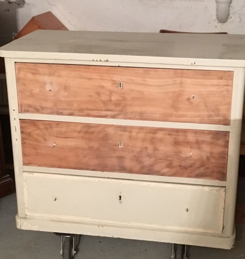 Alte weiße Vollholzkommode - art of material - redesign alter möbel